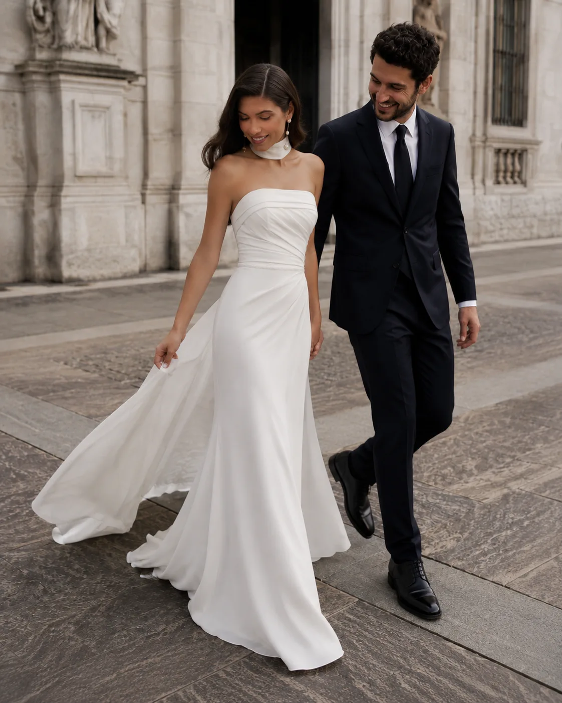 Sposa con abito scivolato in crepe davanti a una finestra luminosa