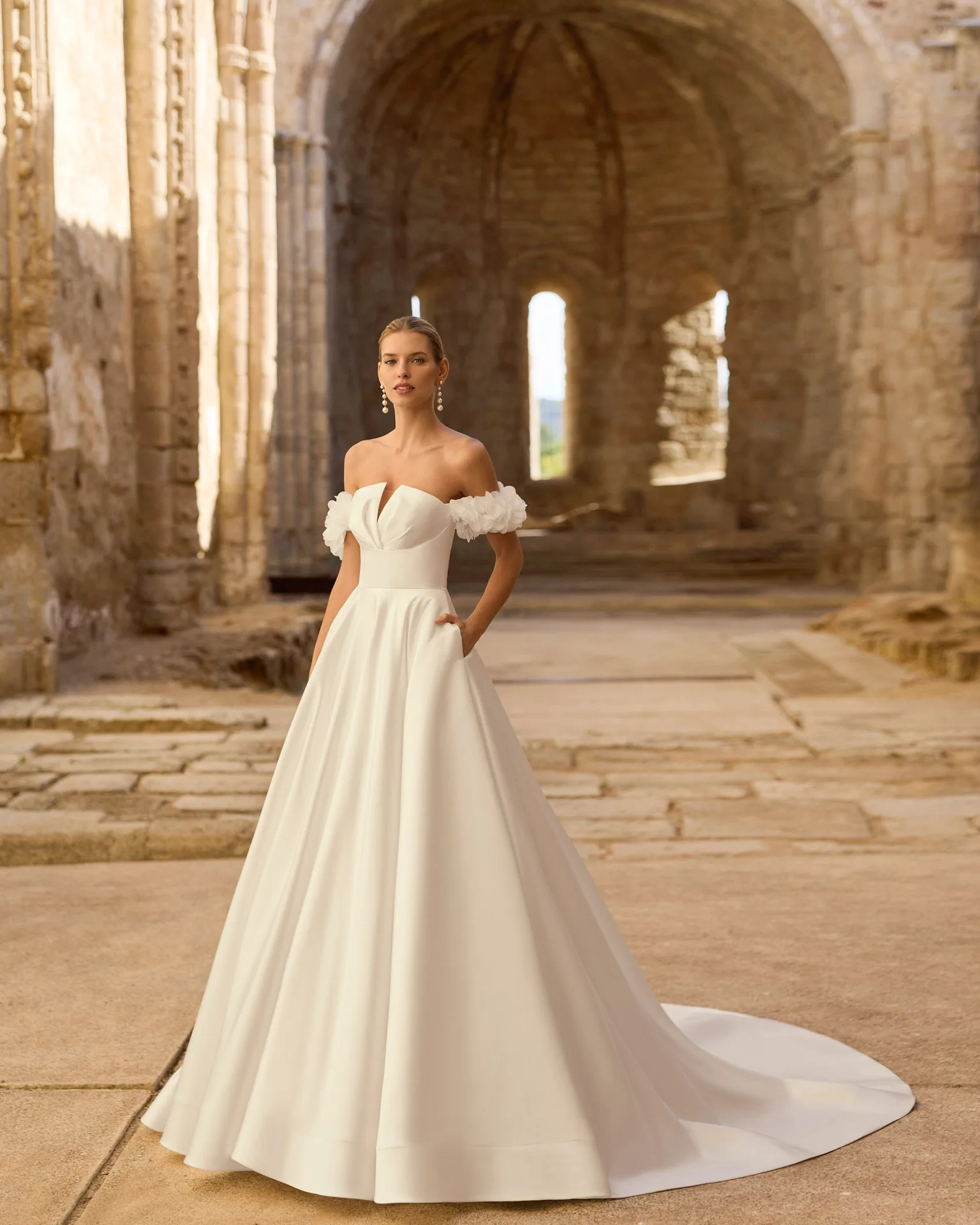 Abito da sposa liscio con dettagli floreali sulle braccia