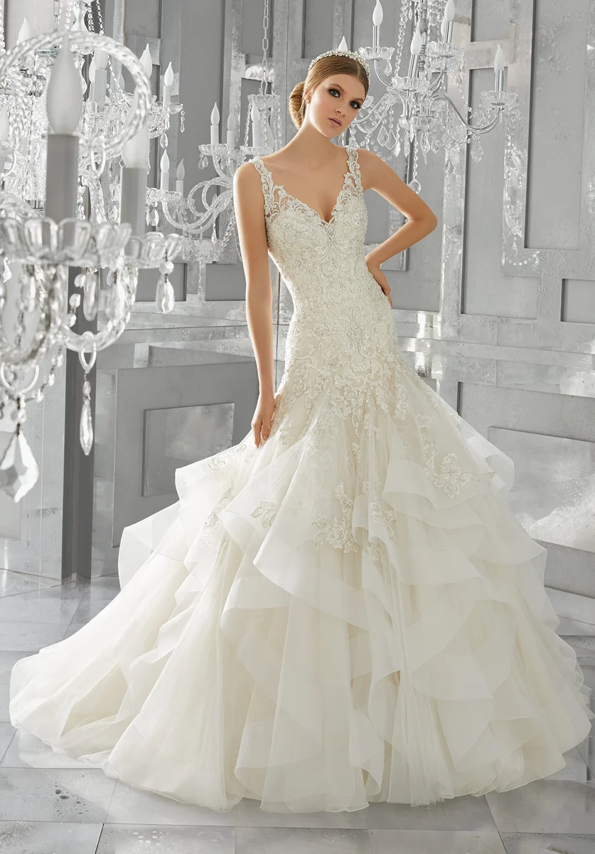 Abito da sposa con gonna ampia composta da volumi sovrapposti