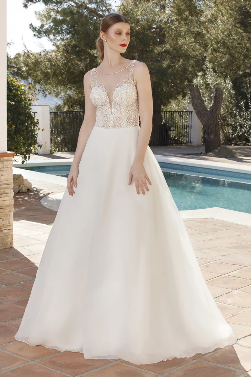 Abito da sposa con corpino ricamato e profonda scollatura a V
