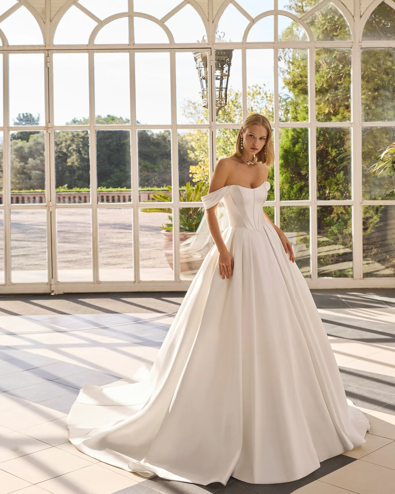 Abito da sposa con corpino strutturato e spalle scoperte