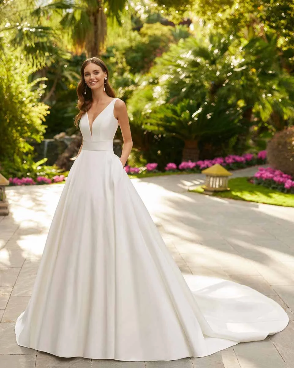 Abito da sposa a figura intera con linea ad A, scollo a V e tessuto liscio