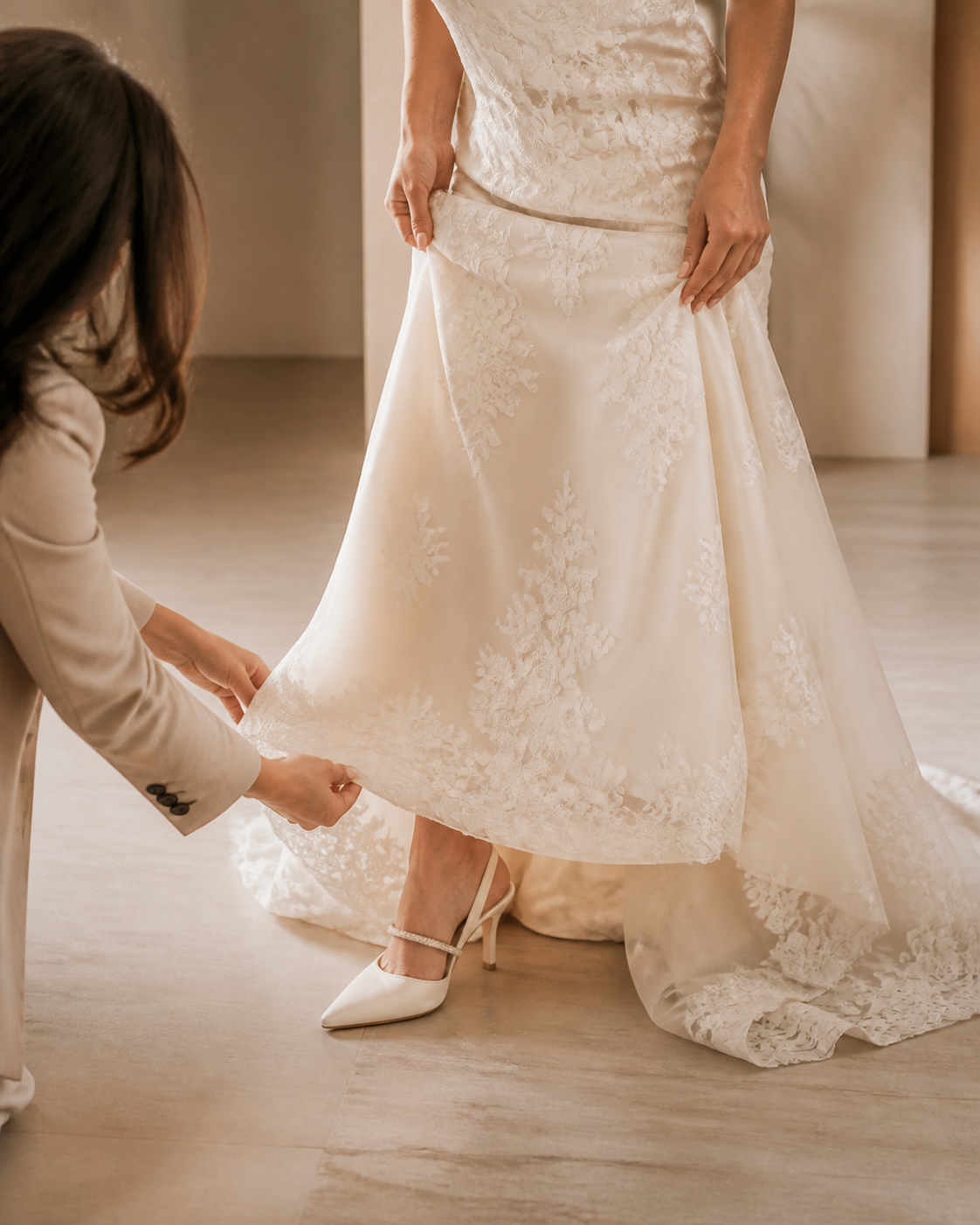 Controllo dell’orlo di un abito da sposa con la scarpa scelta visibile