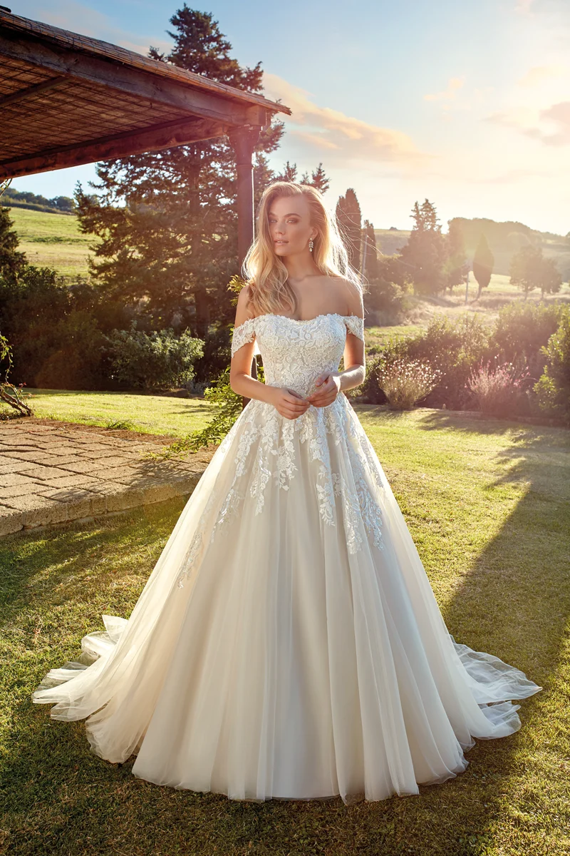 Abito da sposa con gonna ampia composta da strati leggeri