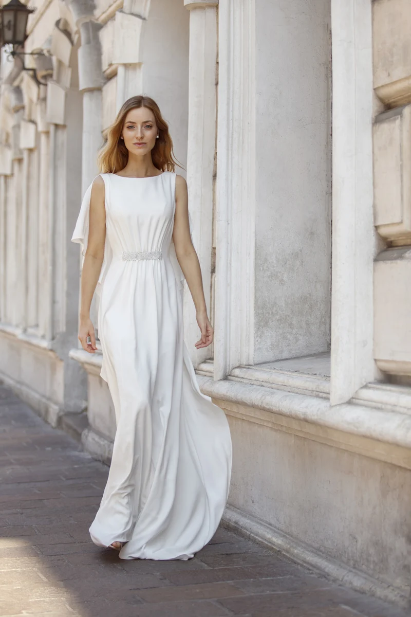 Abito da sposa fluido fotografato mentre la modella cammina