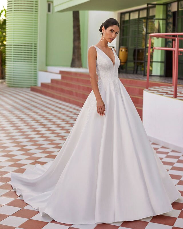 abito da sposa indossato da una modella