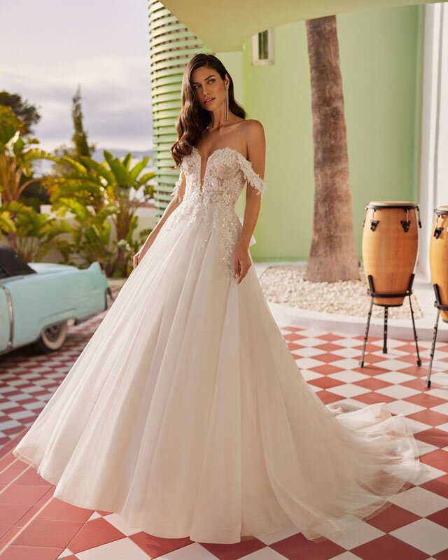 abito da sposa indossato da una modella