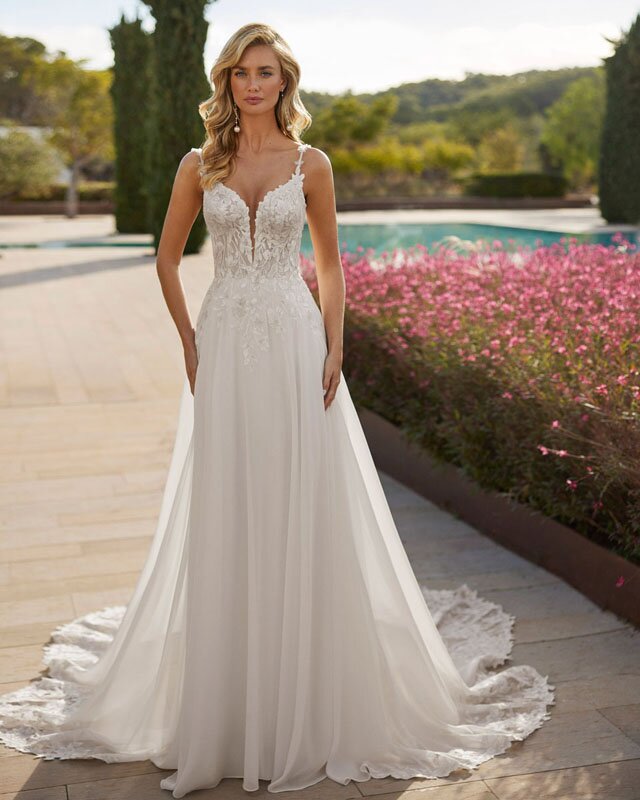 abito da sposa indossato da una modella